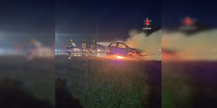 Carro fica destruído após ser atingido por chamas na BR-070