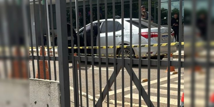 Carro onde manicure foi morta pelo ex foi levado para DP; veja foto. Veja vídeo