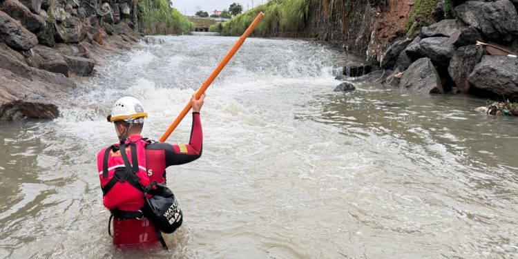 Mulher desaparece após ser arrastada por enxurrada em córrego. Veja vídeo