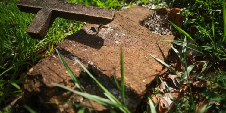 Cemitério terá que indenizar família após piso desabar durante enterro