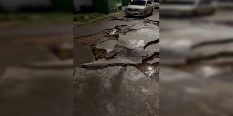 Vias esburacadas e carro engolido: chuvas causam estragos em Ceilândia. Veja vídeo