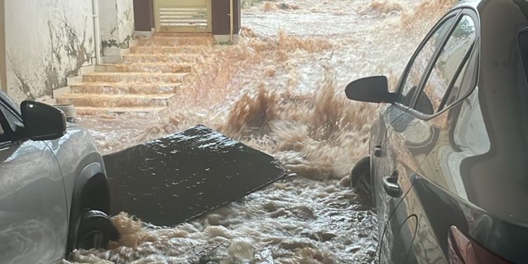 Temporal derruba muro, destrói asfalto e deixa ilhados em região do DF. Veja vídeo