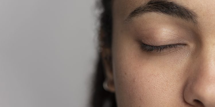 Caspa nos cílios? Descamação pode ser sinal de inflamação nos olhos