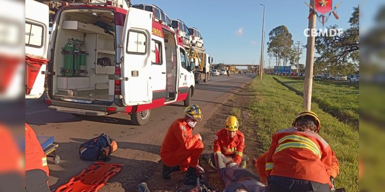 Colisão entre caminhão cegonha e moto na BR-040 deixa um ferido