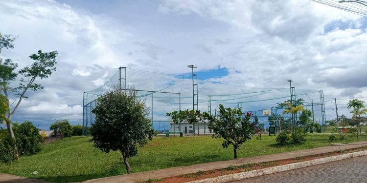Condomínio ocupa áreas públicas com quadra de esportes e igreja no DF