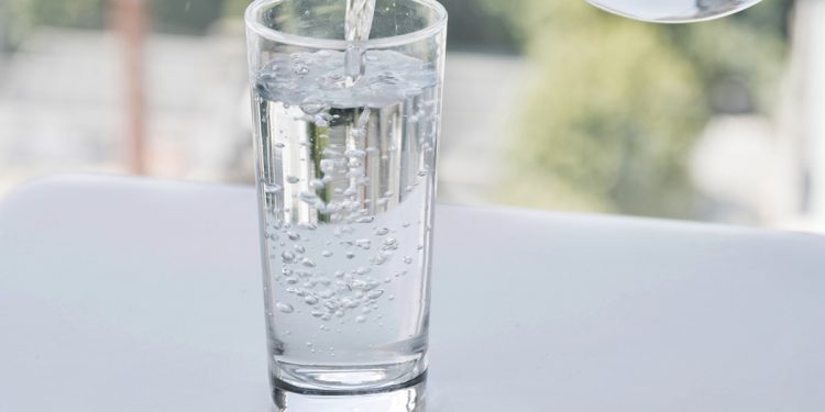 Médica revela segredos que te ajudam a beber mais água durante o dia