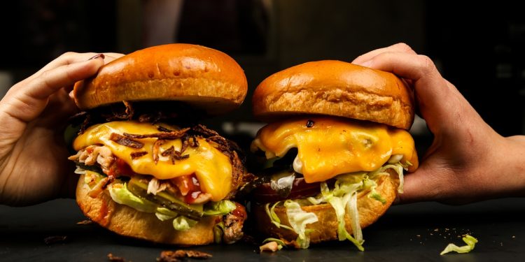 Desafios de comida: até onde o estômago suporta e quais são os riscos?