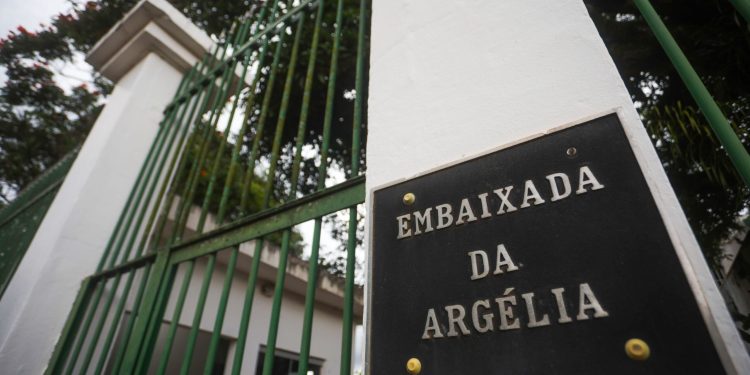 Embaixador da Argélia é investigado por tentar agredir motorista. Vídeo