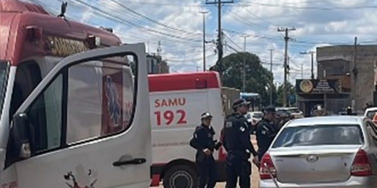 Mulher é esfaqueada dentro do próprio carro e polícia busca suspeitos