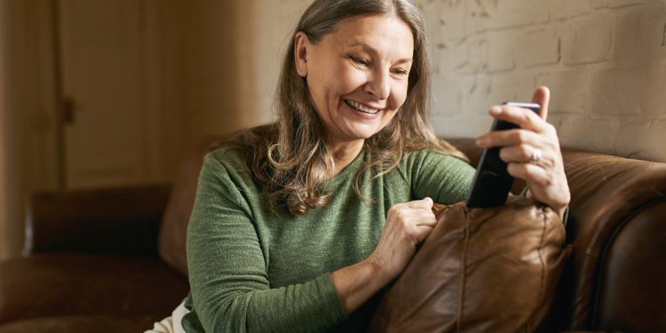 Neuropsicóloga explica se jogos de celular ajudam o cérebro na velhice