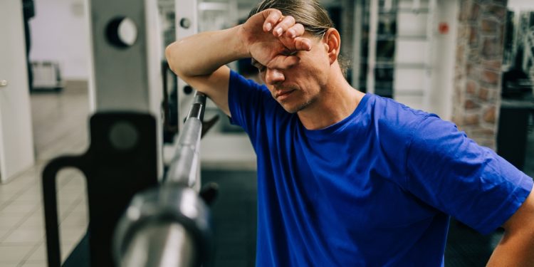 Dor no corpo na segunda-feira: por que é comum e como aliviar