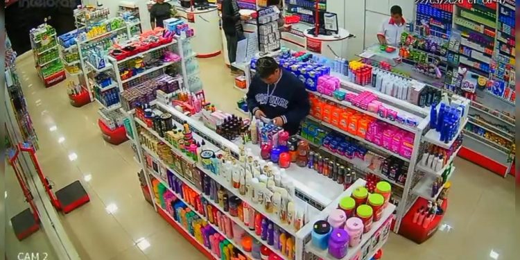 Mulher abre embalagens para tentar disfarçar furto em farmácia no DF. Veja vídeo