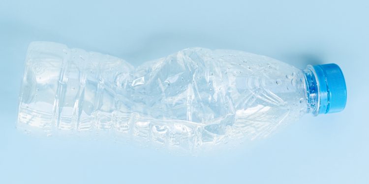 Plástico de garrafas pode virar remédio para Parkinson, diz estudo