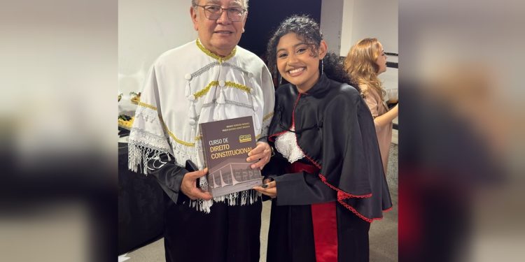 Filha de garçom do STF se forma em direito com bolsa doada pelo IDP