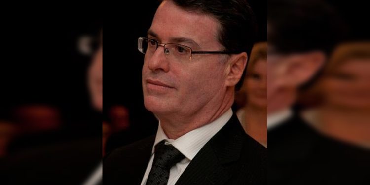 Chefão do golpe dos pneus morava em mansão sem roupas no armário