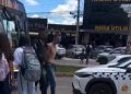 Homem é preso no DF após quebrar vidro de ônibus e ameaçar motorista. Veja vídeo