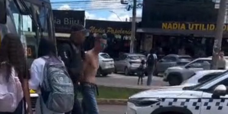 Homem é preso no DF após quebrar vidro de ônibus e ameaçar motorista. Veja vídeo