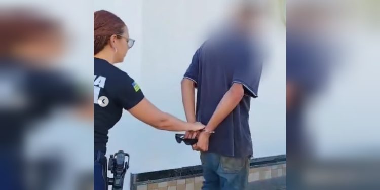 Homem é preso após arremessar espelho e tentar queimar ex viva