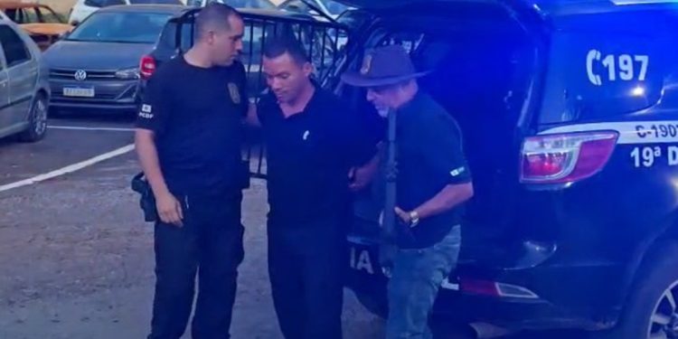 Homem esfrega pênis em jovem que cochilava em ônibus no DF e é preso. Veja vídeo