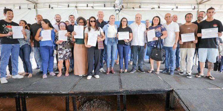 Ibaneis entrega 500 escrituras para casas de famílias do Arapoanga