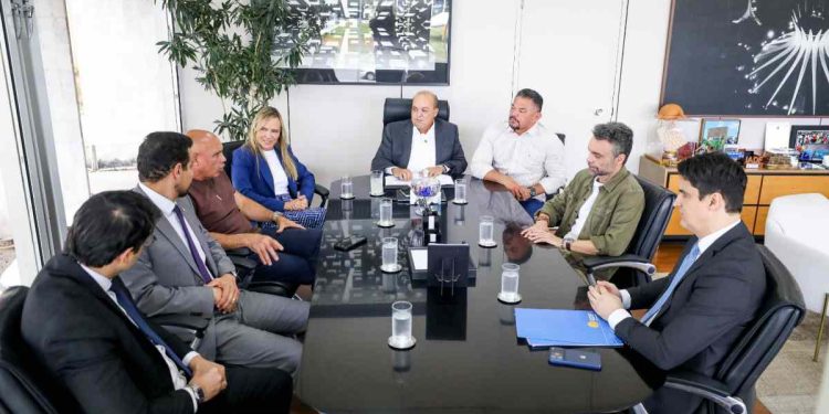 Ibaneis assina aumento do serviço voluntário de policiais para R$ 95 a hora