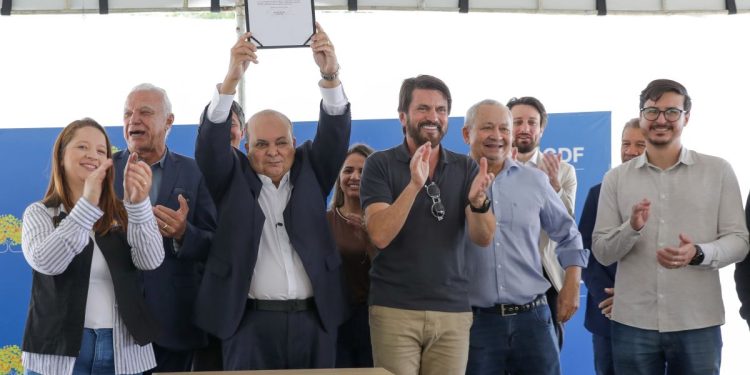 Ibaneis assina ordem de serviço para reforma do Cine Itapuã no Gama