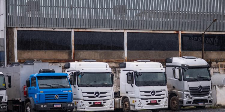 Como a alta do diesel já impacta rotina de caminhoneiros e produtores do DF