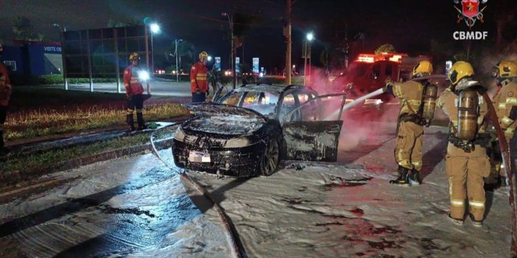 Carro pega fogo na entrada de condomínio e mobiliza bombeiros no DF