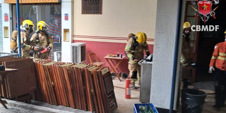 Restaurante pega fogo na Asa Norte neste domingo (1º/3)