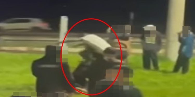 Jovem é esfaqueado e agredido com socos e “pisões” enquanto grupo observa. Veja vídeo