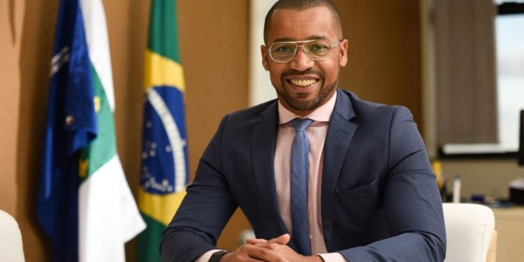 TJDFT e OAB repudiam ataques racistas contra juiz do DF durante evento