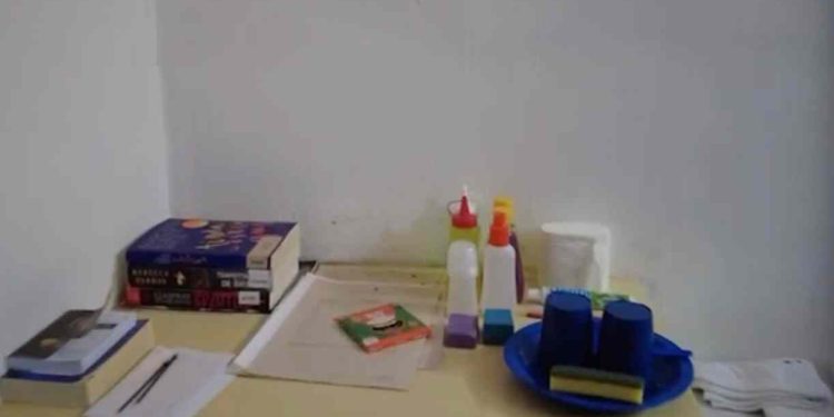 Chinelo, itens de higiene e mais: Vorcaro recebe “kit preso”. Veja vídeo