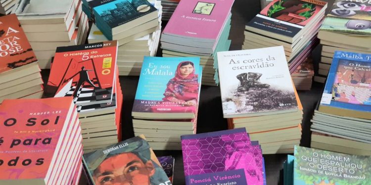 Presos do DF recebem mais 7 mil livros para reduzir pena com leitura