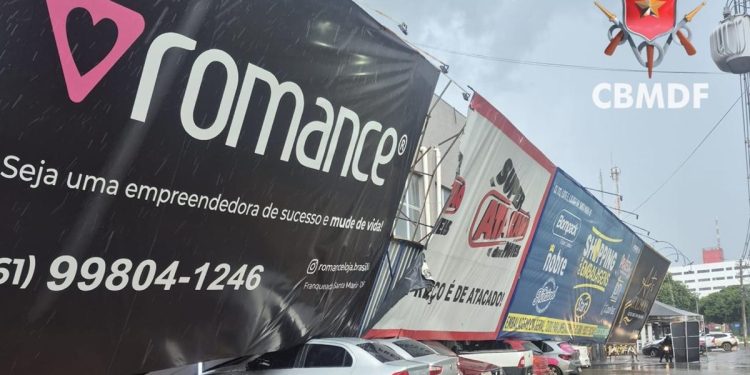 Fachada de comércio desaba durante temporal no DF e atinge 7 carros. Veja vídeo