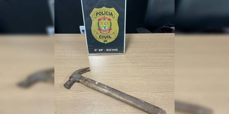 Ataque brutal: homem tenta matar companheira a golpes de martelo na cabeça