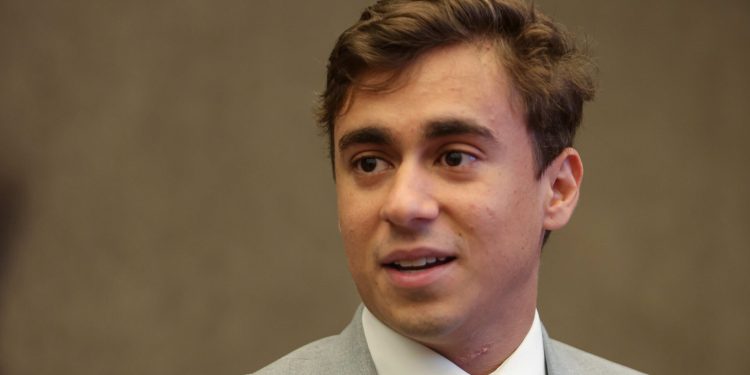 Nikolas recebe medalha em tribunal, elogia Judiciário e critica “relacionamentos”. Veja vídeo