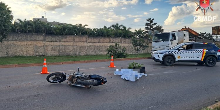 Motociclista morre em acidente com caminhão no Jardim Botânico