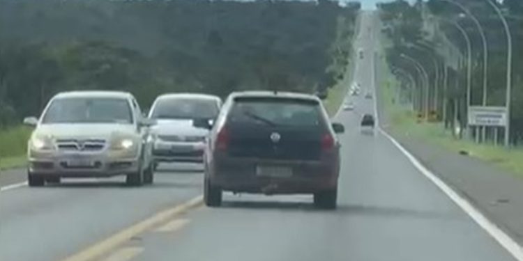 Bêbado, motorista anda em zigue-zague e quase causa acidente no DF. Veja vídeo