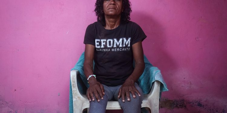 Mulher que teve perna amputada ao ser atropelada luta para rever filhos. Veja vídeo