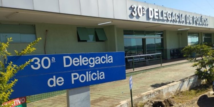 Mulher que esfaqueou marido após agressão se entrega e responde por legítima defesa. Veja vídeo