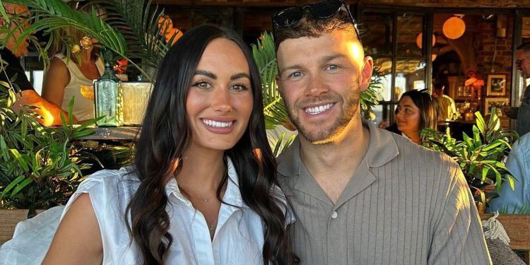 Mulher descobre tumor cerebral raro após uma mala cair em sua cabeça