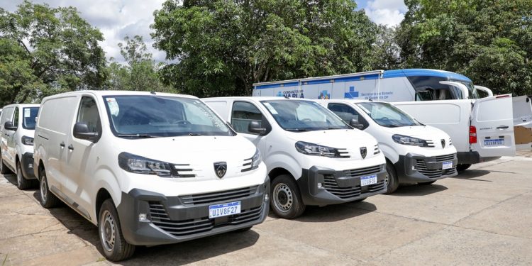 Ibaneis entrega 56 novos veículos que vão compor frota da Saúde do DF