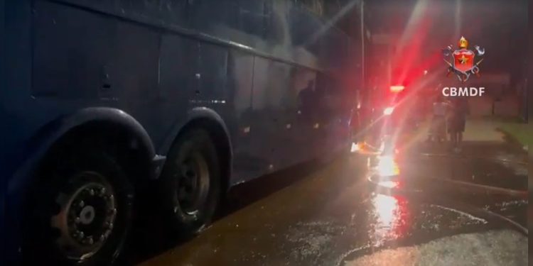 Ônibus de viagem pega fogo em frente a casa e mobiliza bombeiros no DF. Veja vídeo