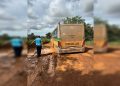 Ônibus escolar atola em rota improvisada entre Paranoá e área rural. Veja vídeo