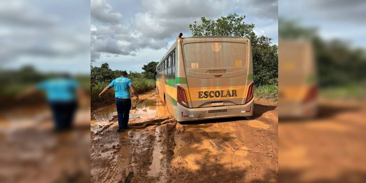 Ônibus escolar atola em rota improvisada entre Paranoá e área rural. Veja vídeo