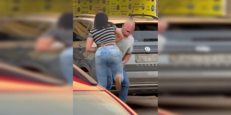 Furiosa com traição, mulher dá “coça” em policial penal armado na rua