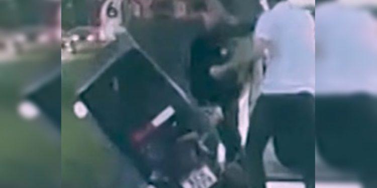 Briga de trânsito na BR-040 acaba em porrada e ameaça com arma de fogo. Veja vídeo