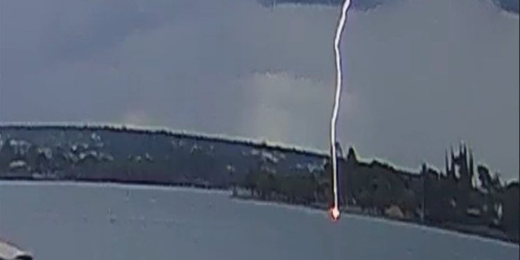 Câmera registra momento exato em que raio atinge canoa no Lago Paranoá. Veja vídeo