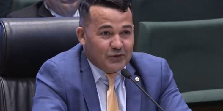 Terceiro deputado deixa a base do GDF após votação contra PL do BRB