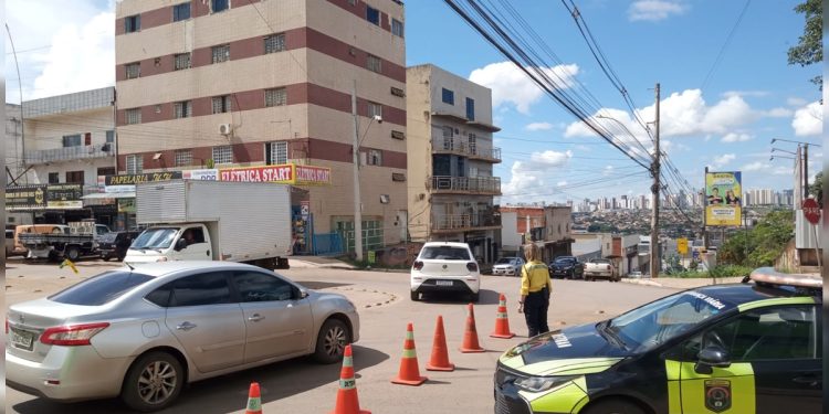 Cratera abre na Rua 8, em Vicente Pires, e afeta trânsito na região